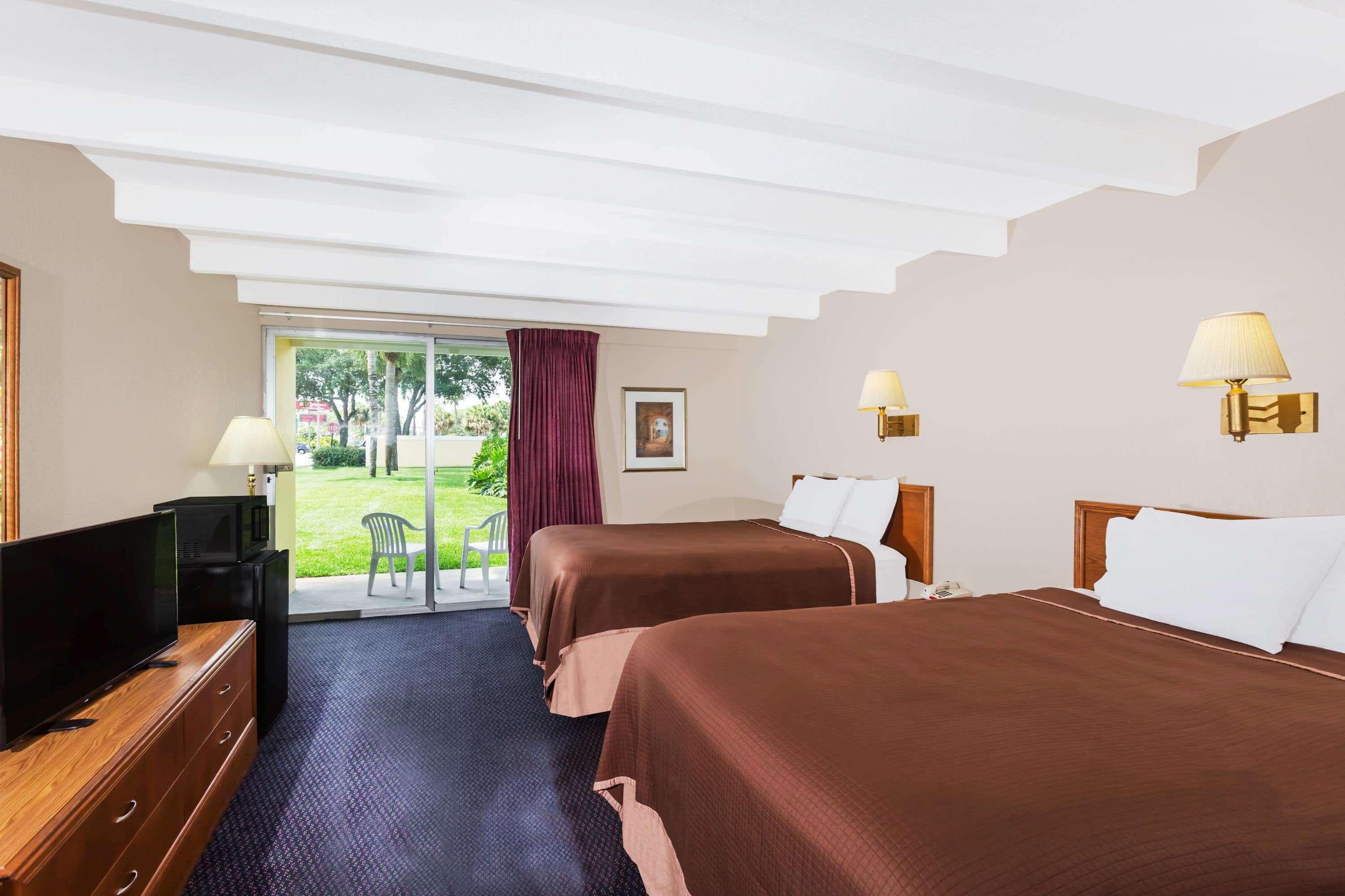 Howard Johnson By Wyndham Vero Beach / Downtown Bagian luar foto