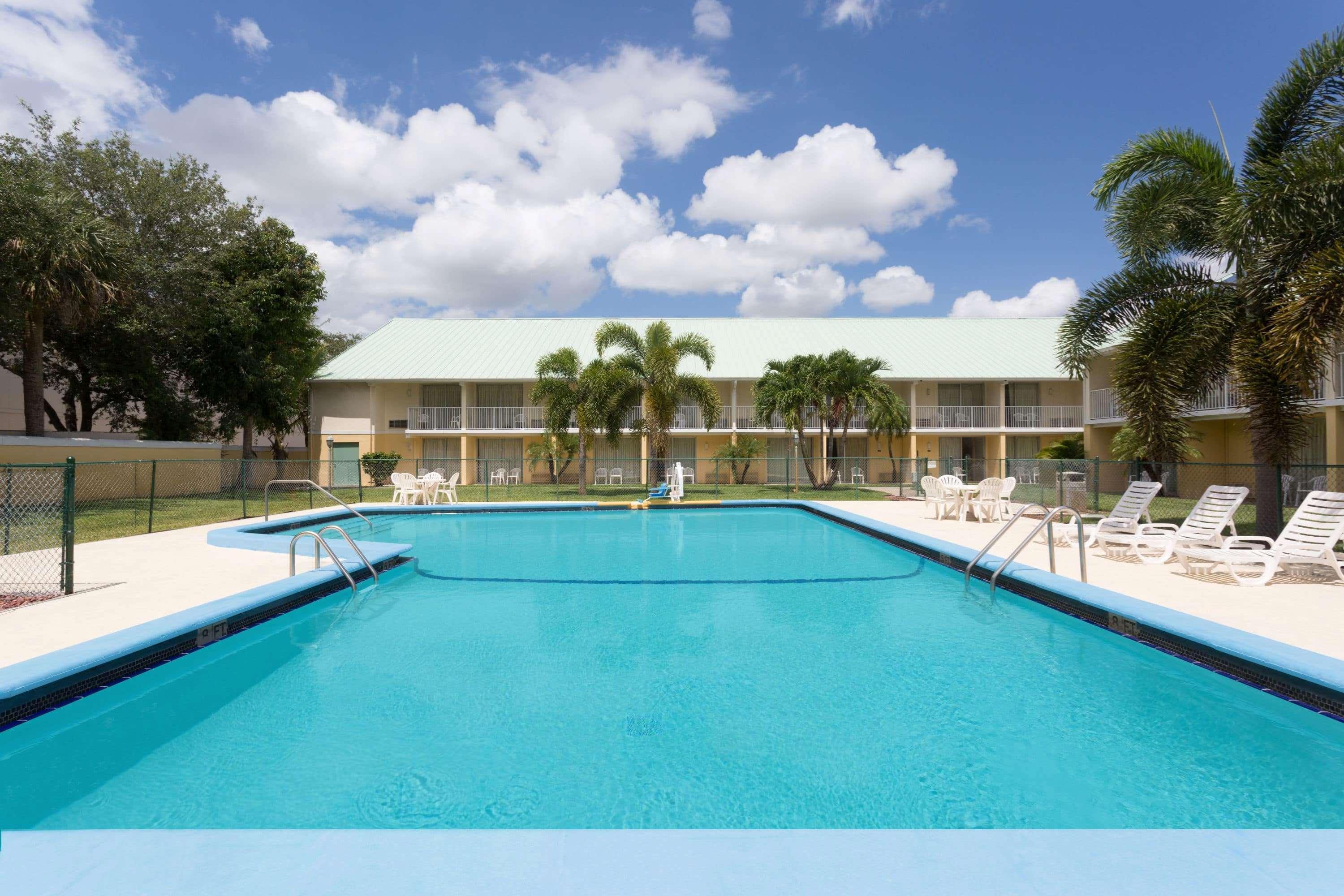 Howard Johnson By Wyndham Vero Beach / Downtown Bagian luar foto