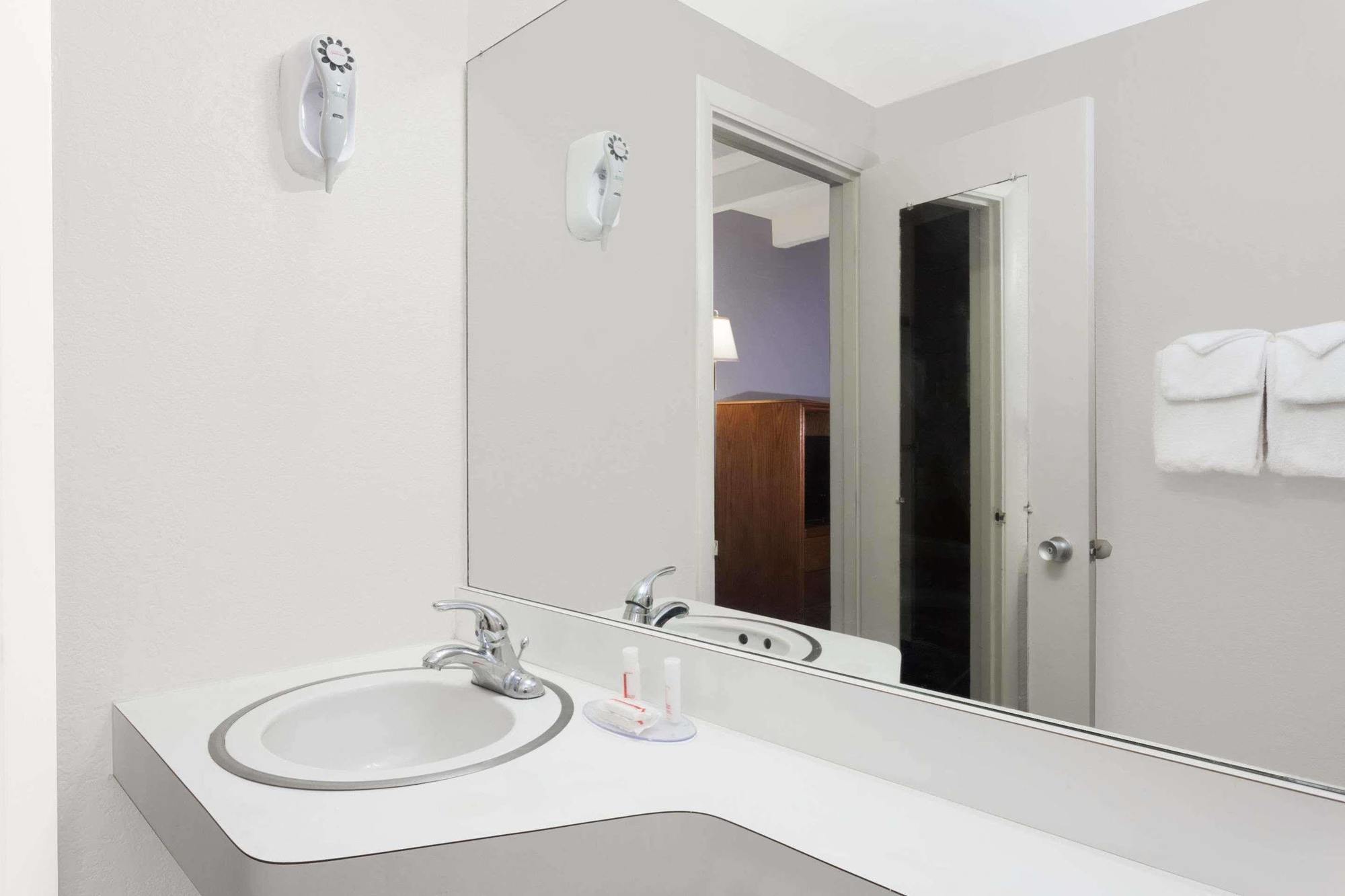 Howard Johnson By Wyndham Vero Beach / Downtown Bagian luar foto