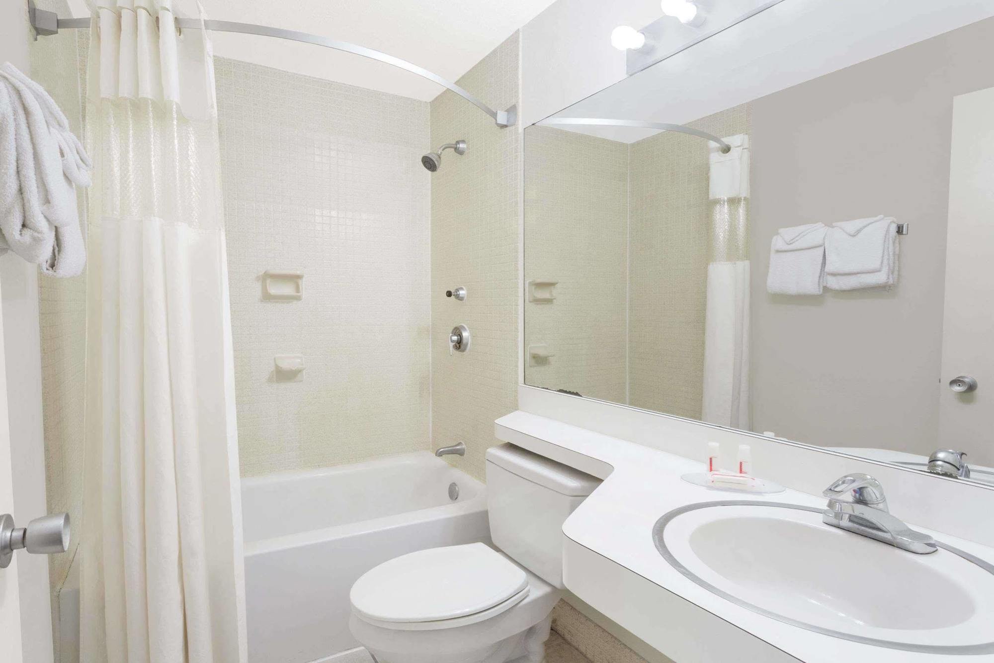 Howard Johnson By Wyndham Vero Beach / Downtown Bagian luar foto